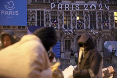 Police remove migrants from central Paris square ahead of the .